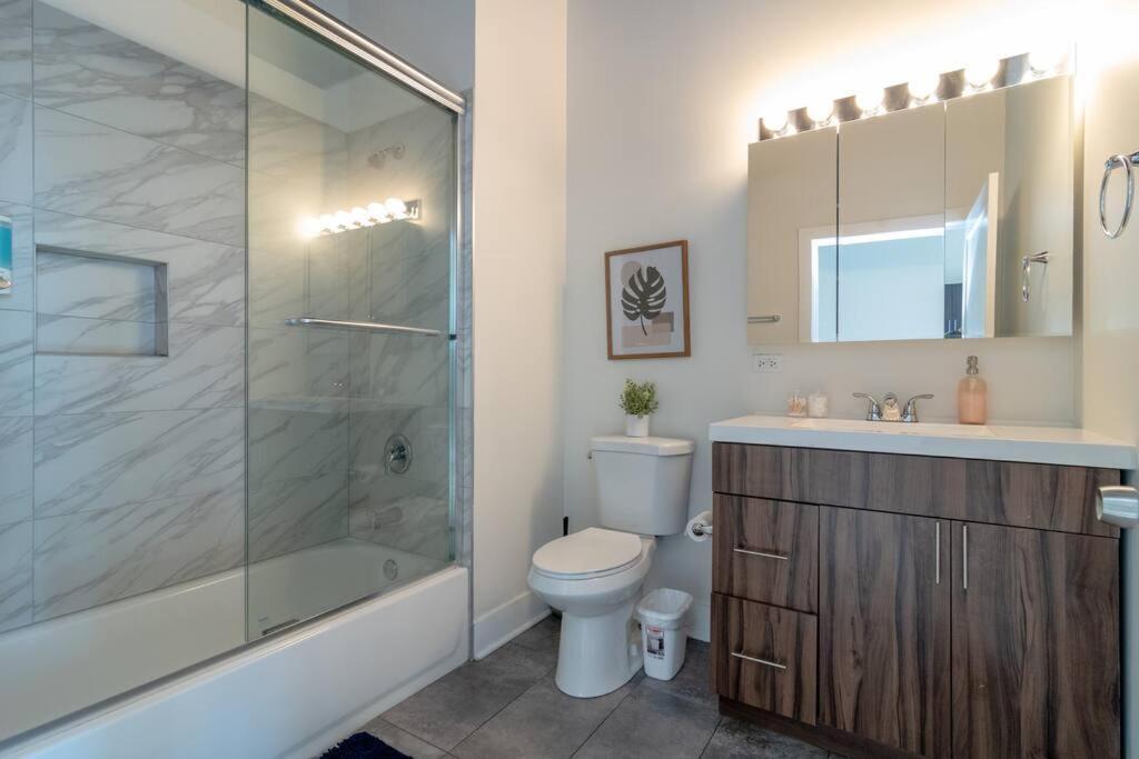 Mccormick Place 2Br Stylish Suite With Optional Parking And Gym For Up To 8 Guests Near Soldier Field And Grant Park Чикаго Экстерьер фото